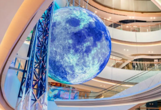 商場卷揚機如何起吊商場中庭巨型球形屏幕