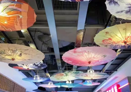 百聯(lián)青浦購(gòu)物中心用商場(chǎng)電動(dòng)葫蘆吊裝雨傘裝飾